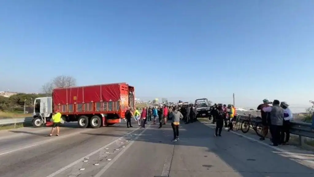 Imagen Choca patrulla contra camioneta que custodiaba peregrinación de ciclistas este martes