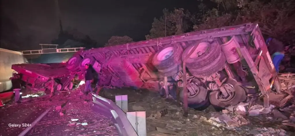 Imagen Muere trailero en accidente y hay rapiña en Cumbres de Maltrata