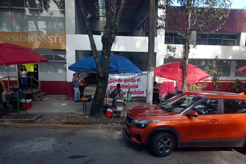 Imagen Por tercer día, padres bloquean avenida Xalapa frente al ISSSTE