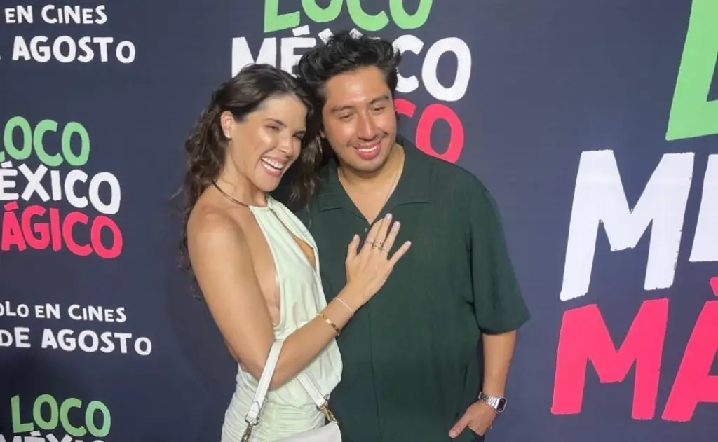 Imagen Carlos Santos y el elenco de Loco México Mágico brillan en la alfombra roja de Boca del Río