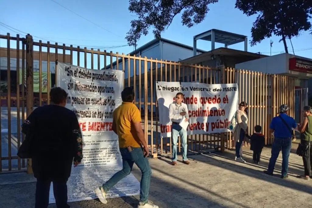 Imagen Padres mantienen tomada oficina del ISSSTE en Xalapa por cambio de estancia infantil