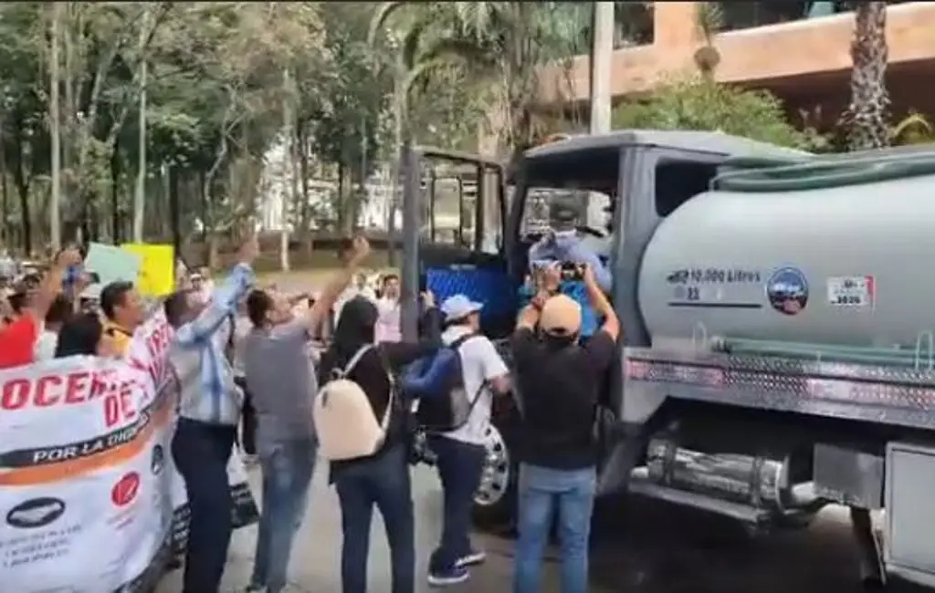 Imagen Tensión en Xalapa por pipa de agua que intentó pasar entre manifestantes