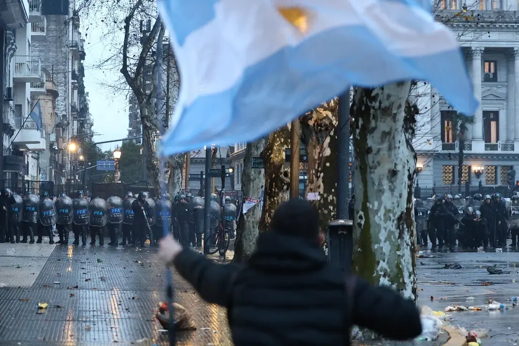 Imagen Antimotines disuelven protesta frente al congreso de Argentina