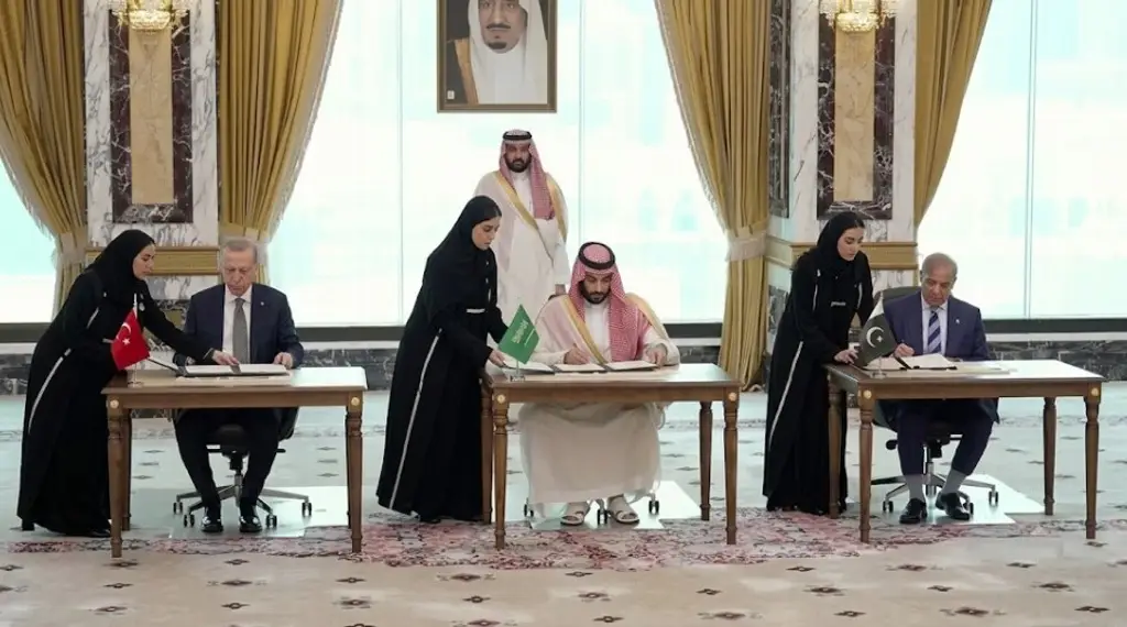 Imagen Ataca a uno de nosotros y enfrentarás a los tres: Arabia Saudita, Turquía y Pakistán firman pacto 
