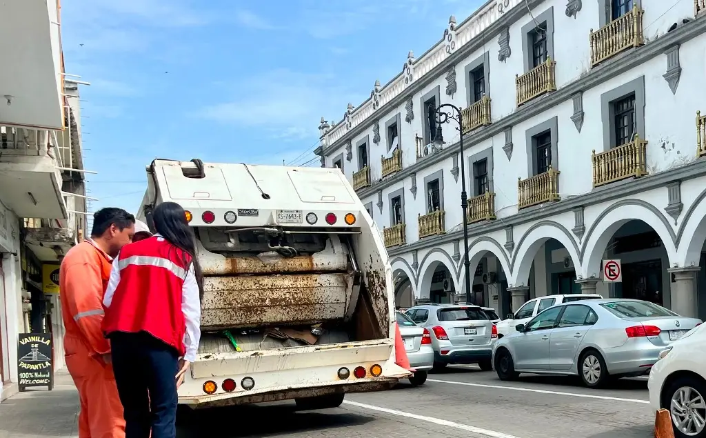 Imagen Camión de la basura se hunde a metros del Palacio Municipal de Veracruz 