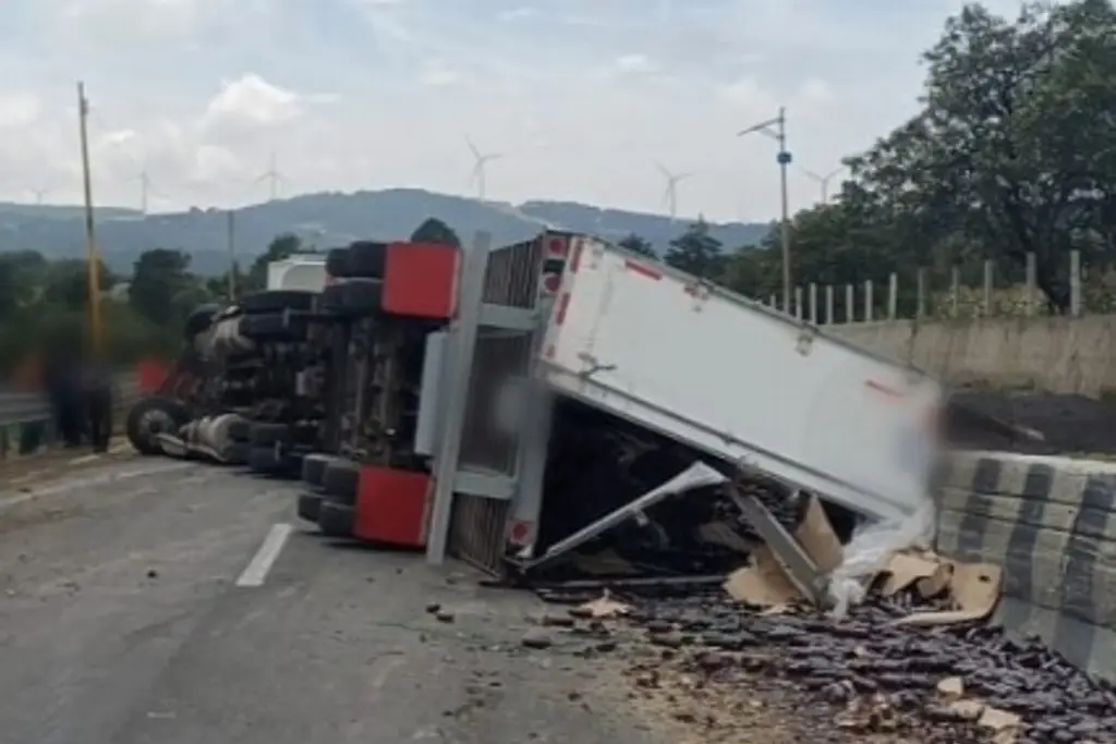 Imagen Aparatosa volcadura de tráiler en carretera de Veracruz; hay cierre parcial de circulación