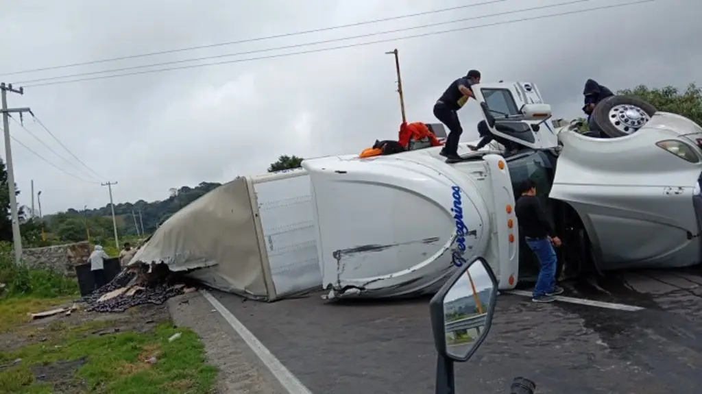Imagen Aparatosa volcadura de tractocamión en la Orizaba - Puebla 