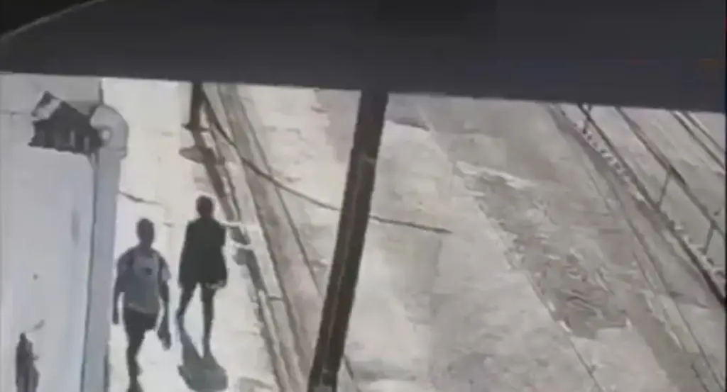Imagen Empuja a un adulto mayor hacia un tráiler y huye: 'creyó que nadie lo vio' (+Video)