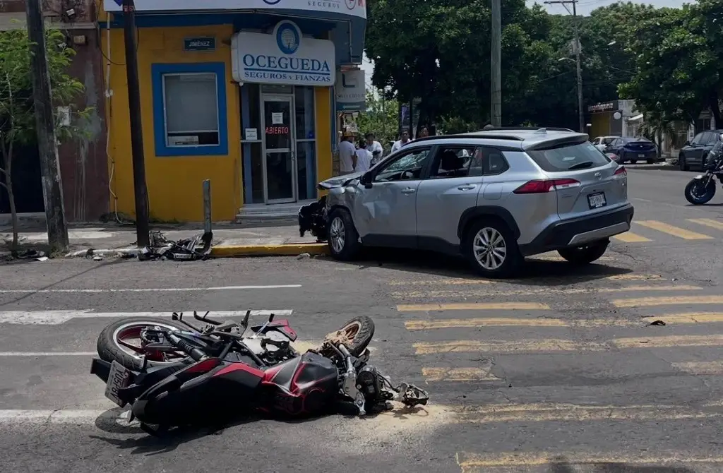 Imagen Accidente entre motociclista y camioneta deja a un joven lesionado en el Centro de Veracruz