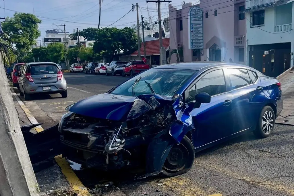 Imagen Accidente en el Reforma Veracruz deja un auto destrozado 