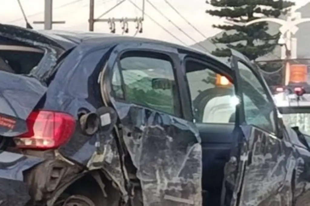 Imagen Aparatosa volcadura de carro en Río Blanco, Veracruz; así ocurrió 
