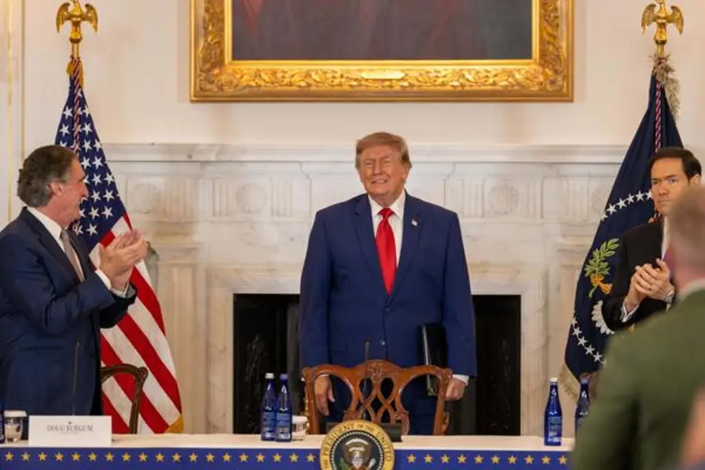 Imagen Donald Trump designa a secretario personal de la Casa Blanca como su nuevo asistente