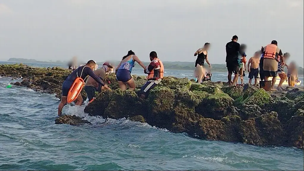 Imagen Rescatan a mujeres y menores de edad en playa de Veracruz 