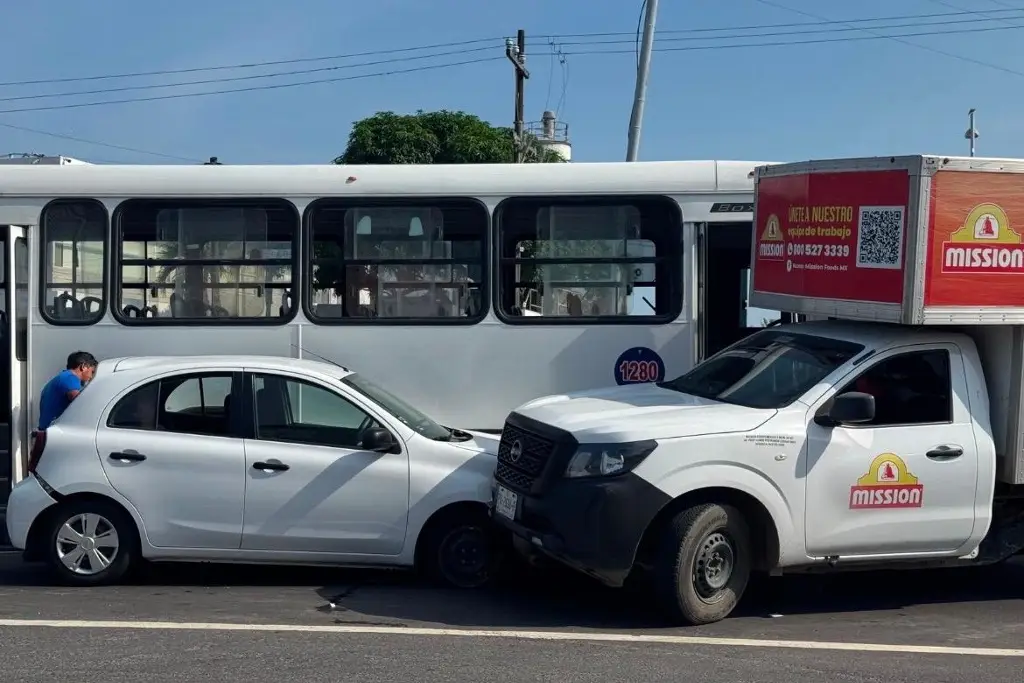 Imagen Choque múltiple en la Cabeza Olmeca deja un lesionado