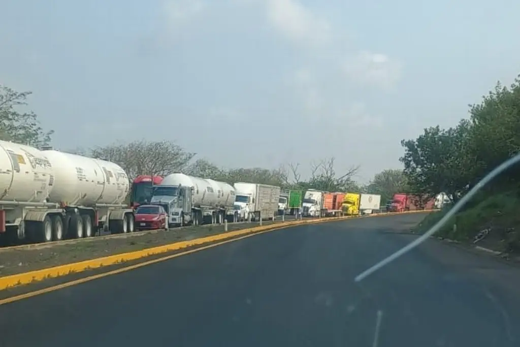 Imagen Tome precauciones; hay cierre parcial de circulación en autopista de Veracruz 