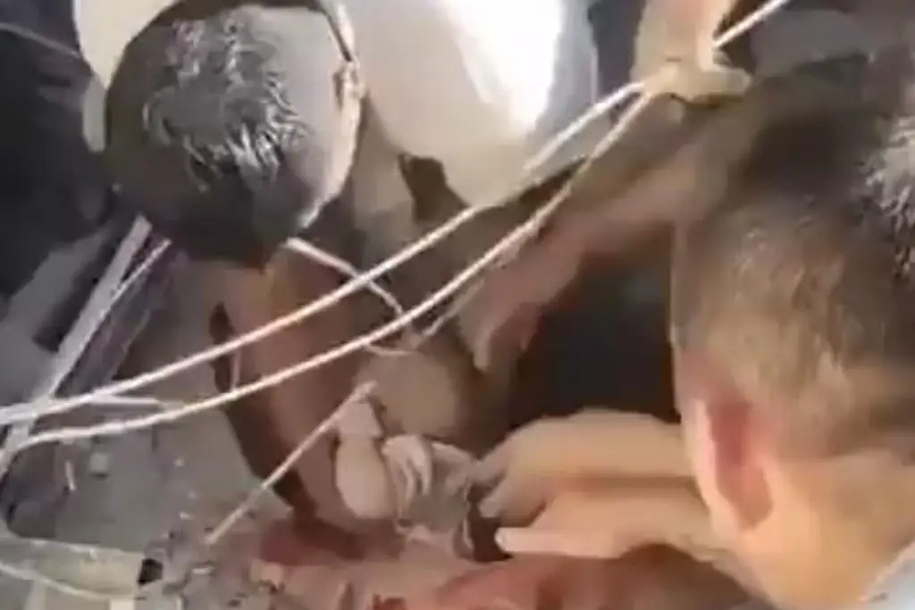 Imagen Tiene apenas 6 meses y quedó atrapado en escombros tras terremoto en Colombia (+Video)