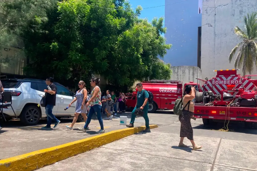 Imagen ¿Qué provocó el conato de incendio en clínica del IMSS en Veracruz por el que evacuaron decenas de personas?