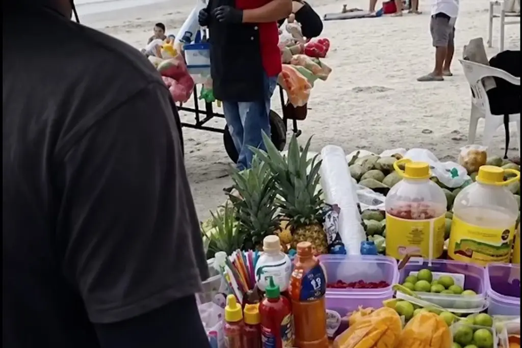 Imagen ¿Cobró 500 pesos por un vaso de mango con tunas a turistas en playa? (+Video) 