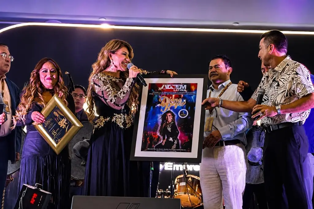 Imagen Diana Reyes celebra 35 años de trayectoria y recibe en Veracruz reconocimiento de ADEEM Latina