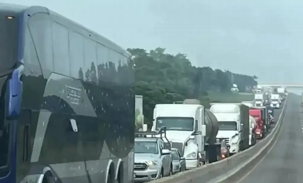 Imagen Hay cierre parcial de circulación en autopista de Veracruz, ¿A qué altura? 