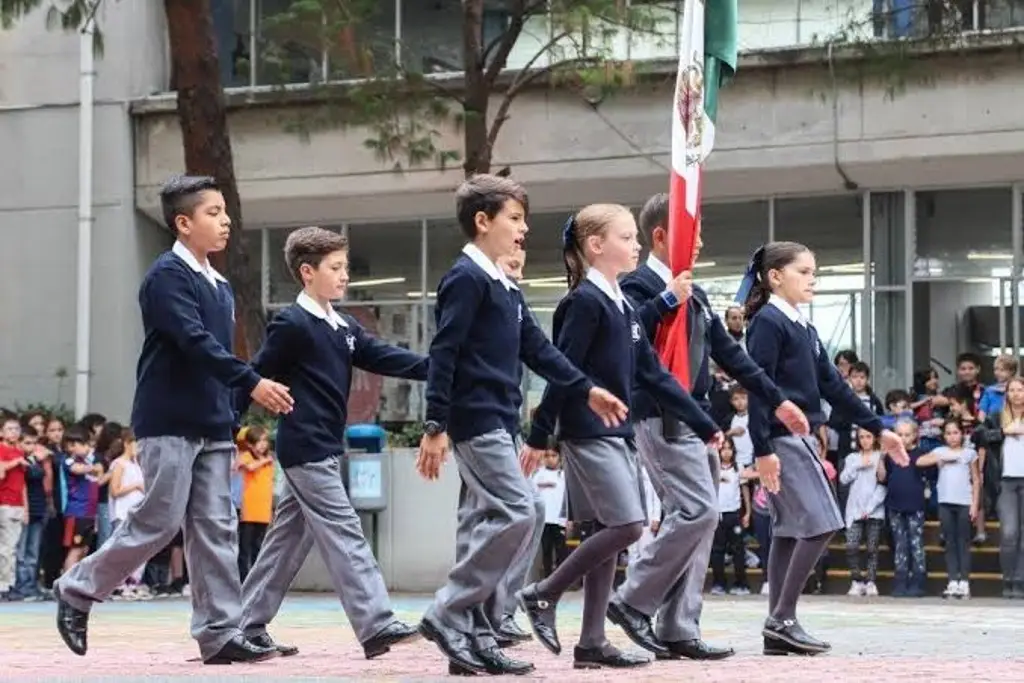 Imagen Antes era para los mejores estudiantes, ahora cualquiera será parte de la escolta en CDMX