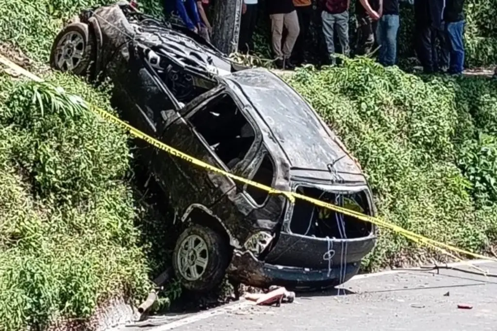 Imagen Camioneta cae a barranco en carretera de Veracruz