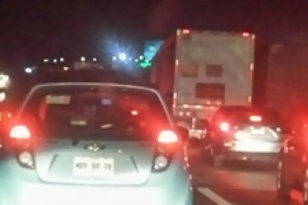 Imagen Tome precauciones; cierre parcial en carretera con dirección al puerto de Veracruz 