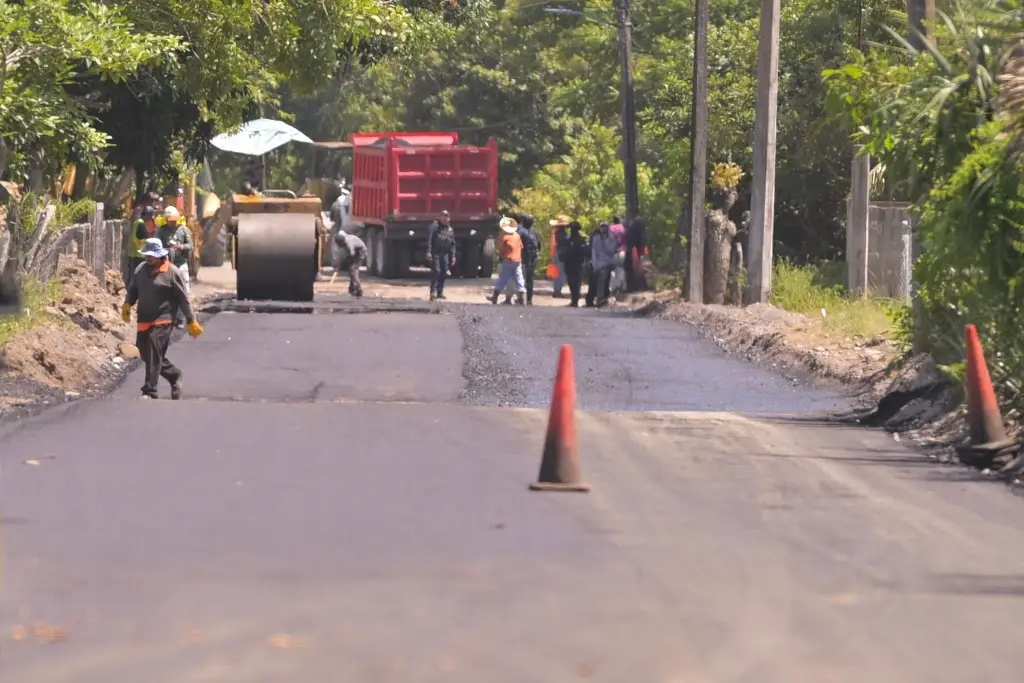 Imagen Supervisan obra de rehabilitación de tramo carretero en Alvarado