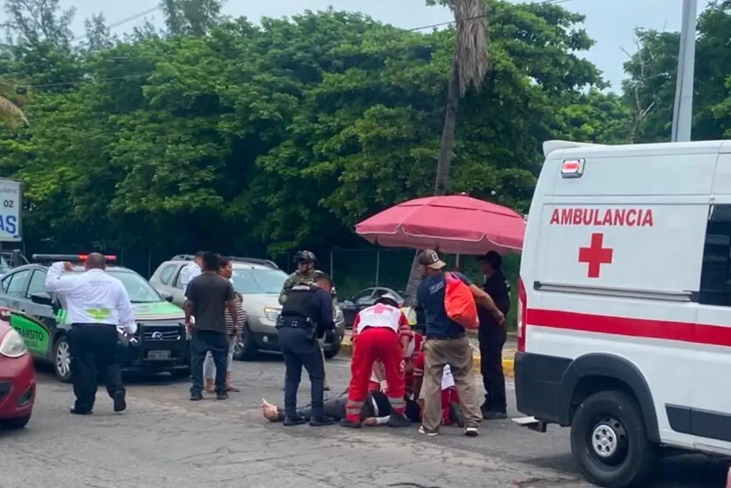 Imagen Mujer resulta lesionada tras accidente en moto, no portaba casco 