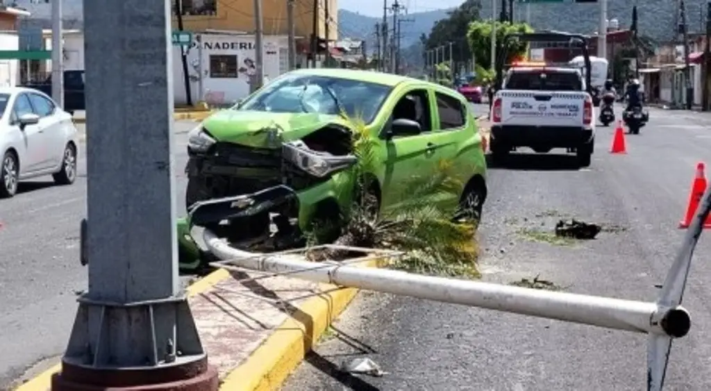 Imagen Aparatoso accidente en Nogales, Veracruz; carro se sube al camellón 