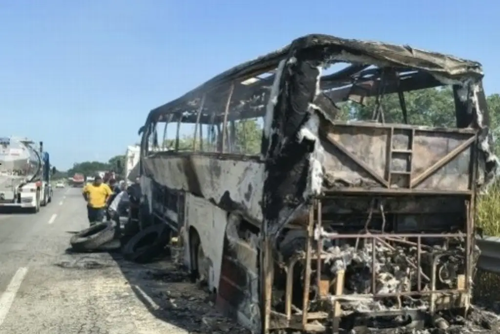 Imagen Se incendia autobús de pasajeros en autopista de Veracruz 