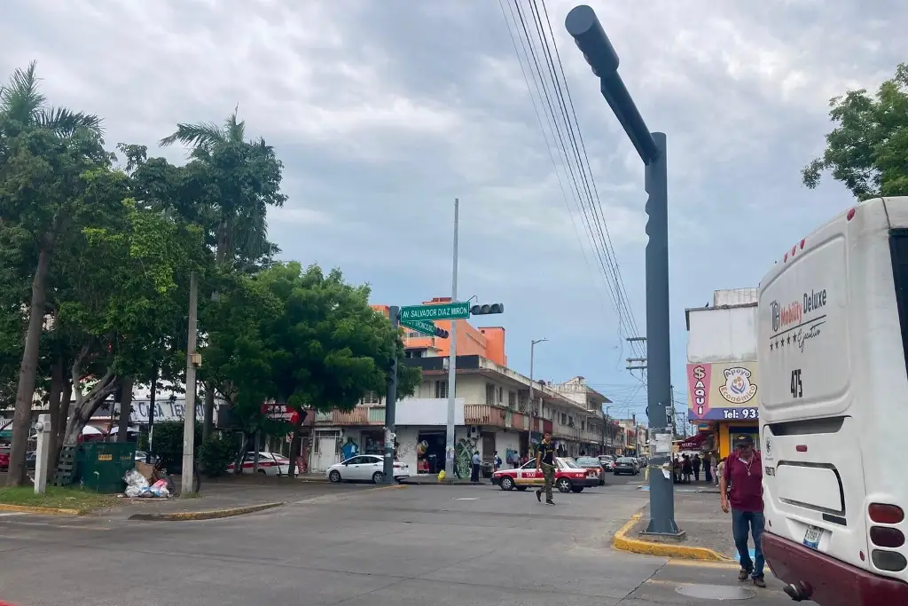 Imagen Reportan semáforo fuera de servicio en avenida Díaz Mirón