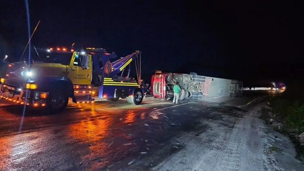 Imagen Cierre por accidente en esta carretera de Veracruz.Tome precaución