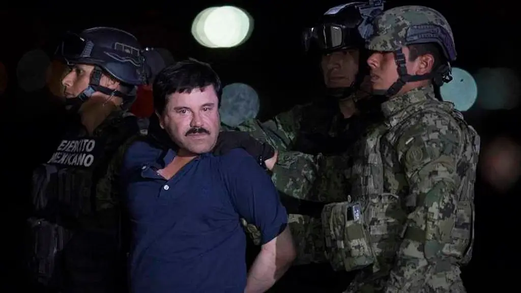 Imagen Revelan foto inédita de Tomás Zerón interrogando a 'El Chapo' (+Foto)