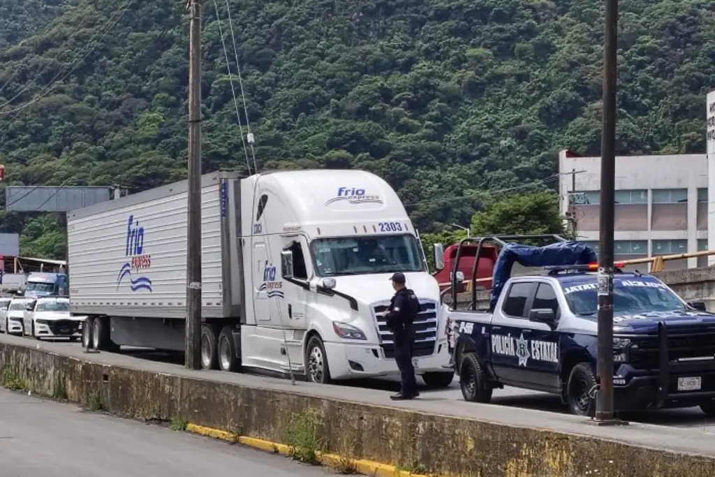 Imagen Intentan robar tractocamión en carretera de Veracruz y se desata persecución; esto ocurrió