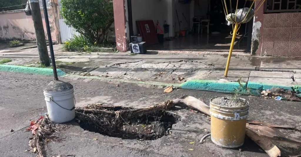 Imagen Aguas negras y un socavón mantienen en riesgo a vecinos en Boca del Río 