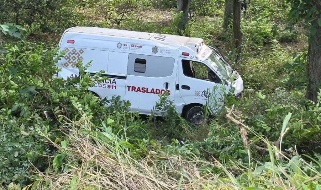 Imagen Iban a una emergencia y terminaron en un barranco; pasó en Tlapacoyan