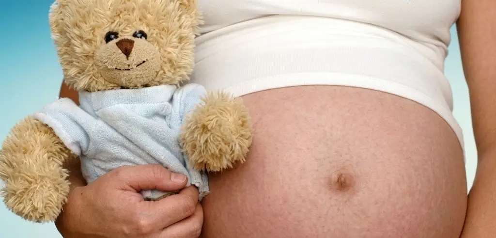Imagen Menor de 12 años llega a hospital por dolor y descubren embarazo de 8 meses ¿Quién es el papá? 