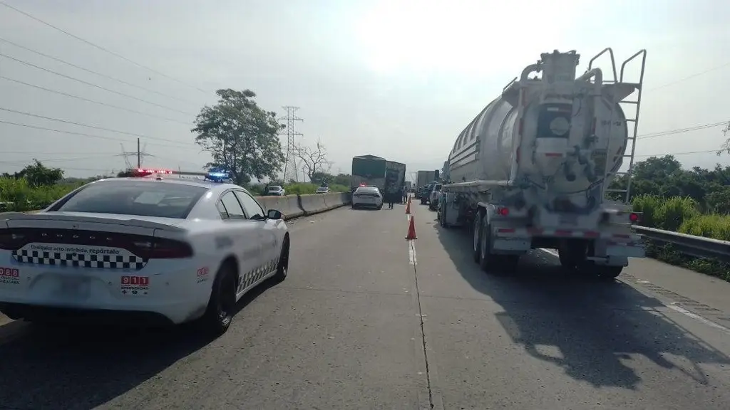 Imagen Cierre en autopista de Veracruz por accidente vial. Precaución