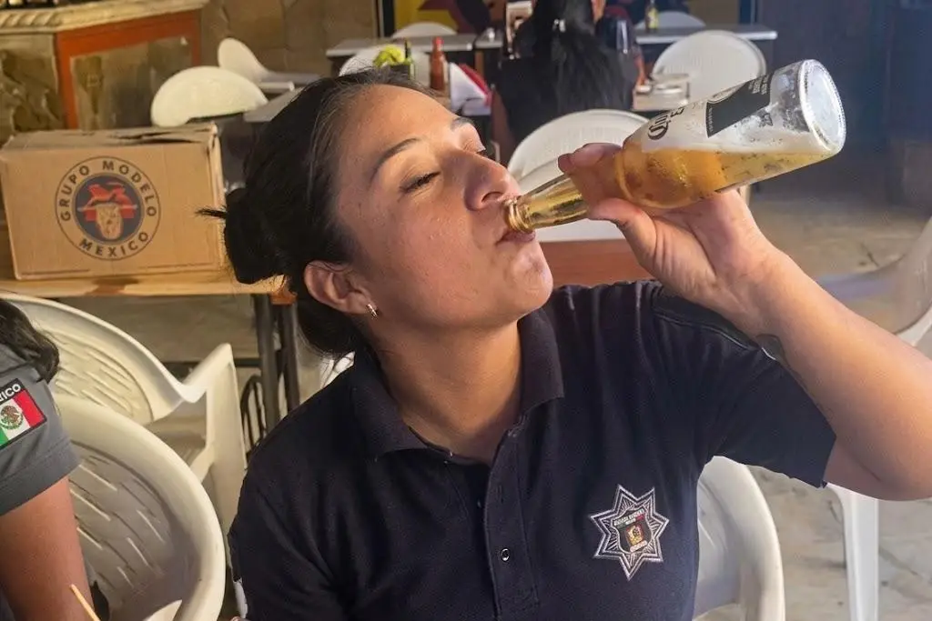 Imagen La exhiben tomando cerveza con uniforme y determina esto previo a que le llamen la atención (+Video)