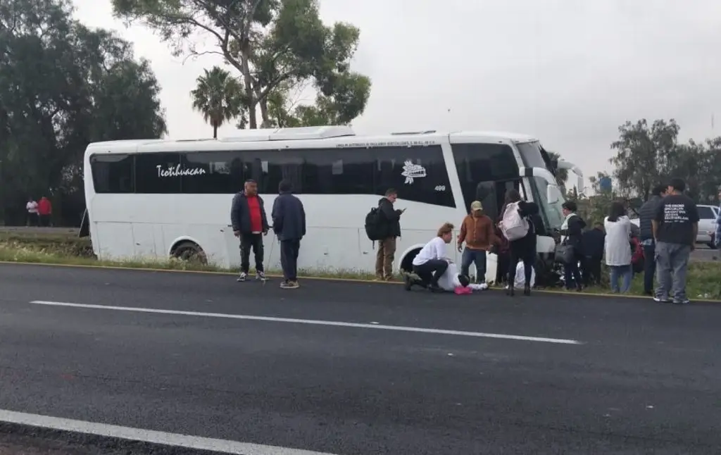 Imagen Autobús termina en desnivel y deja al menos 20 pasajeros lesionados (Fotos)