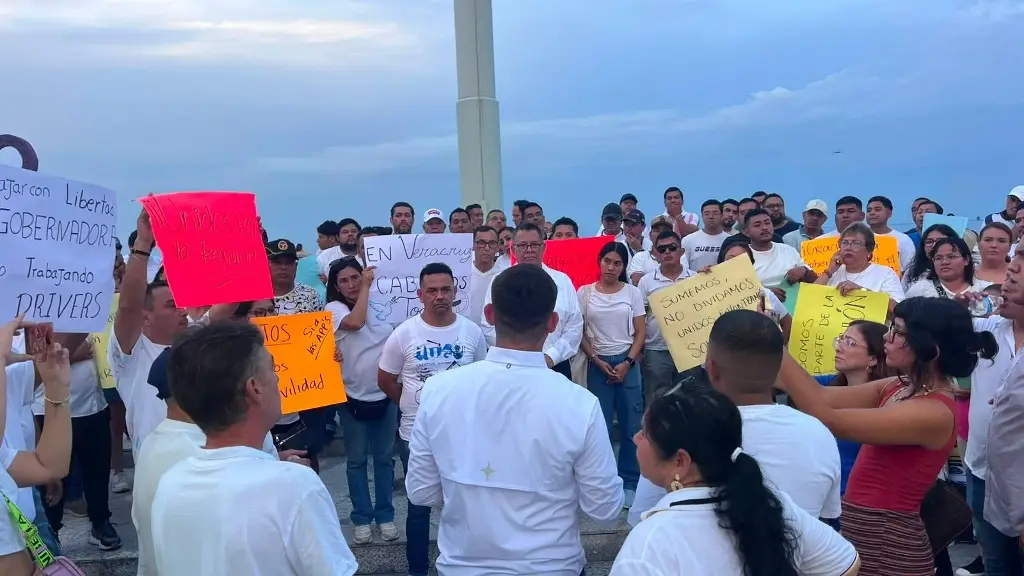 Imagen Conductores de aplicaciones se manifiestan sobre el bulevar Ávila Camacho, en Veracruz