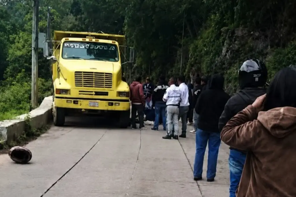 Imagen Muere oficial de Tránsito tras chocar su moto contra camión en Tequila