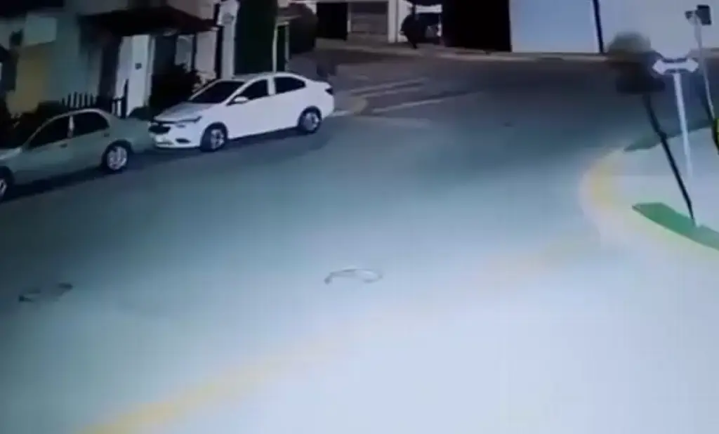 Imagen Captan a cuatro jóvenes saliendo de una alcantarilla durante la madrugada (+Video)