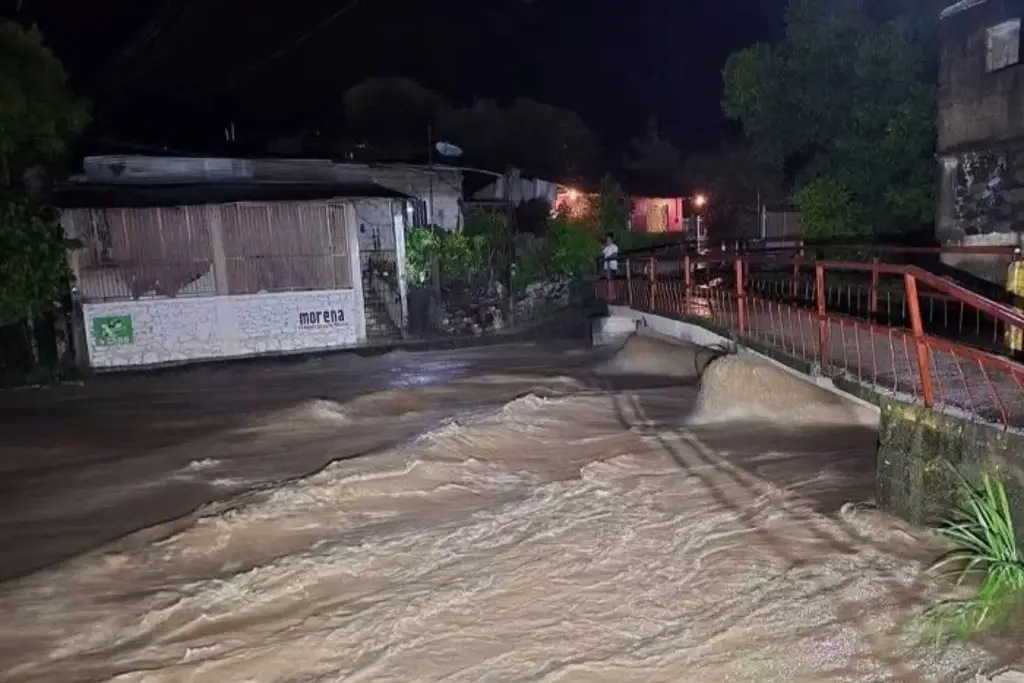 Imagen Lluvias desbordan arroyo e inundan 50 viviendas en Coyutla