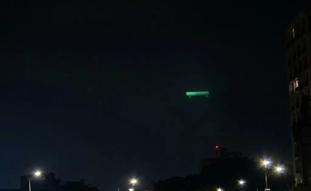 Imagen Sorprende extraño objeto durante transmisión en vivo de noticiero (+Video)