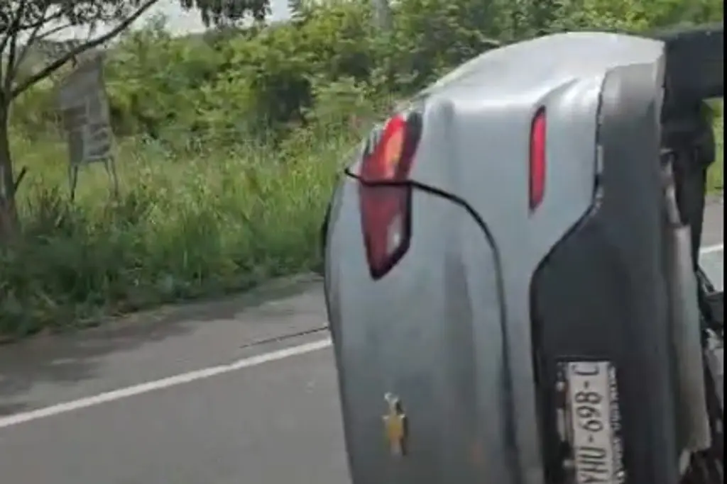 Imagen Vuelca camioneta en Medellín de Bravo