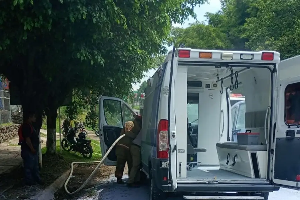 Imagen Se incendia ambulancia mientras trasladaba a un paciente en Amatlán de los Reyes; este es el saldo