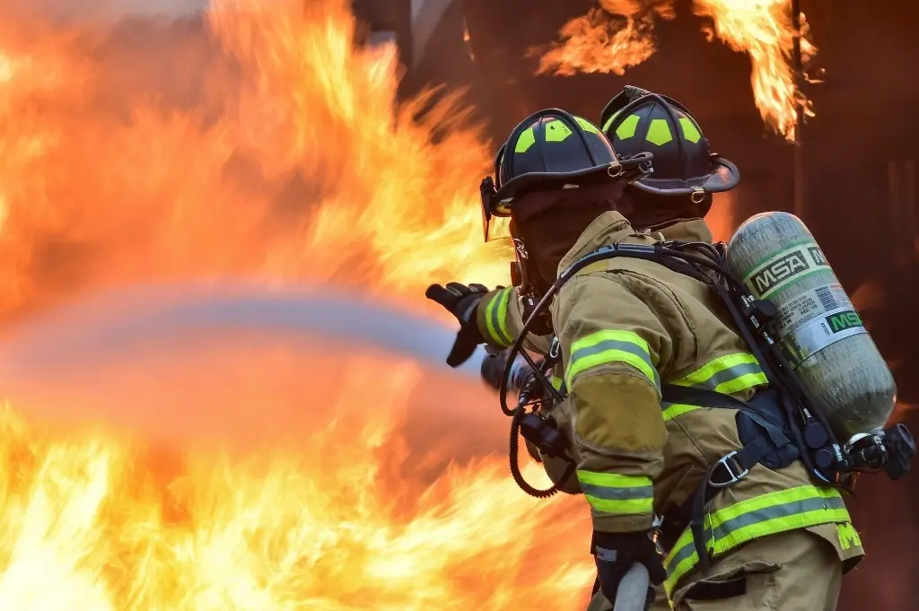 Imagen Incendio en casa durante la madrugada moviliza a Bomberos de Veracruz