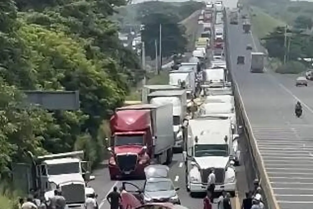 Imagen Fuerte choque provoca cierre y largas filas en autopista Paso del Toro-Santa Fe